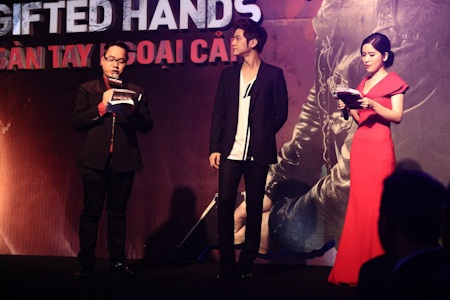 Trên sân khấu, Kim Bum cũng chia sẻ khá nhiều điều với fans