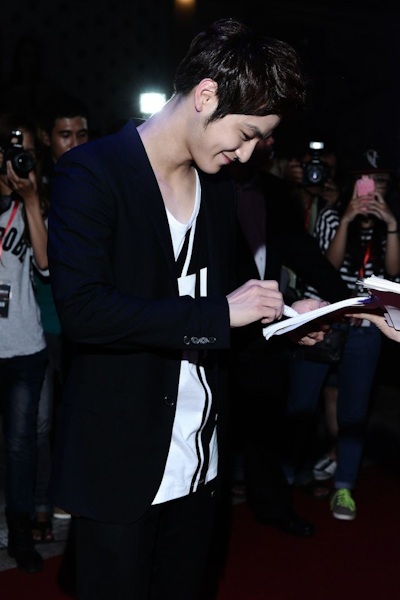 Ngôi sao Hàn Quốc cũng rất thoải mái và cố gắng ký tặng các fans càng nhiều càng tốt
