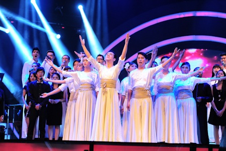 Thu Minh viết lời bài hát lên bàn tay - 6 Đêm chung kết Vietnam's got talent tối 21/4 mở đầu với màn múa