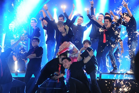 Thu Minh viết lời bài hát lên bàn tay - 7 Đêm chung kết Vietnam's got talent tối 21/4 mở đầu với màn múa