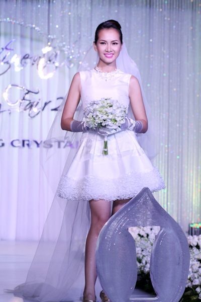 Anh Thư tinh khôi màu áo cưới - 3 Anh Thư trên sàn diễn thời trang cưới