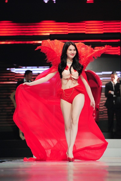 Đêm hội chân dài 7: Phiên bản lỗi của Victoria's Secret? - 9 Những hình ảnh đầu tiên gợi nhớ về chương trình của Victoria's Secret