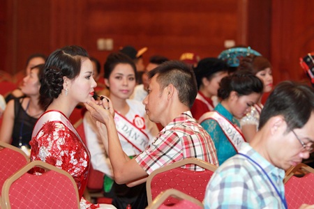 Ngọc Diễm làm MC, Diễm Hương làm giám khảo - 2 Các thí sinh đã sẵn sàng