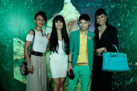 Bống Hồng Nhung đi xem thời trang với chiếc vương miện trên đầu