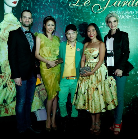 Hoa hậu Hà Kiều Anh (áo xanh) cũng đến dự