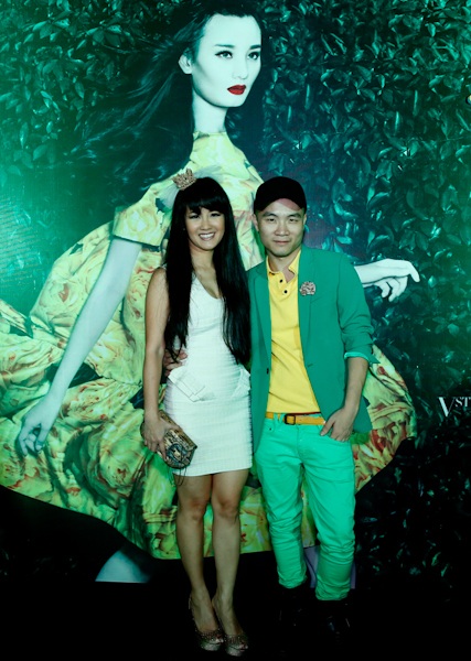 Bống Hồng Nhung đi xem thời trang với chiếc vương miện trên đầu