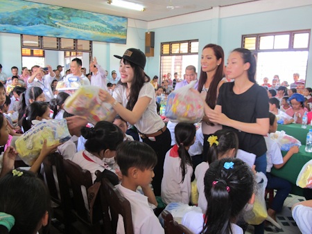 Đoàn chụp hình lưu niệm với các em bé mồ côi, khuyết tật