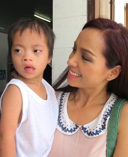 Thuý Hằng và Thuý Hạnh tặng quà cho các em bé mồ côi, tàn tật