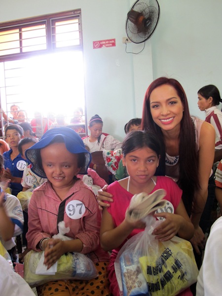 Thuý Hằng và Thuý Hạnh tặng quà cho các em bé mồ côi, tàn tật
