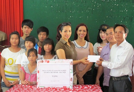 Đoàn chụp hình lưu niệm với các em bé mồ côi, khuyết tật