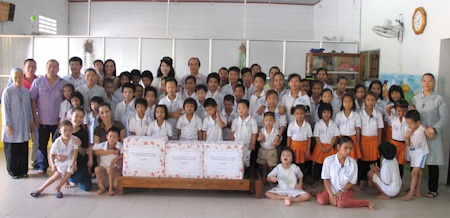 Đoàn chụp hình lưu niệm với các em bé mồ côi, khuyết tật