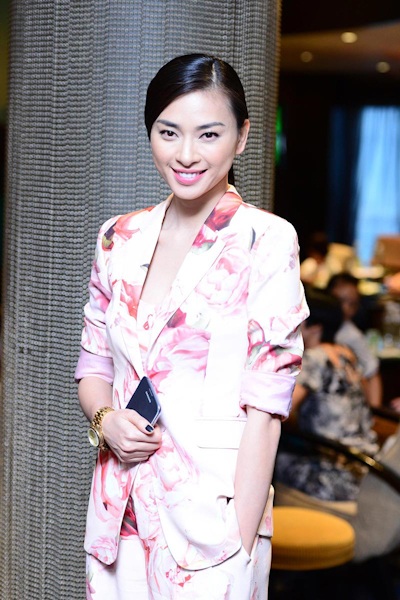 Ngô Thanh Vân xinh đẹp và cá tính với Vest hoa - 3 Với bộ vest hoa, Ngô Thanh Vân xinh đẹp nhưng vẫn không kém phần cá tính