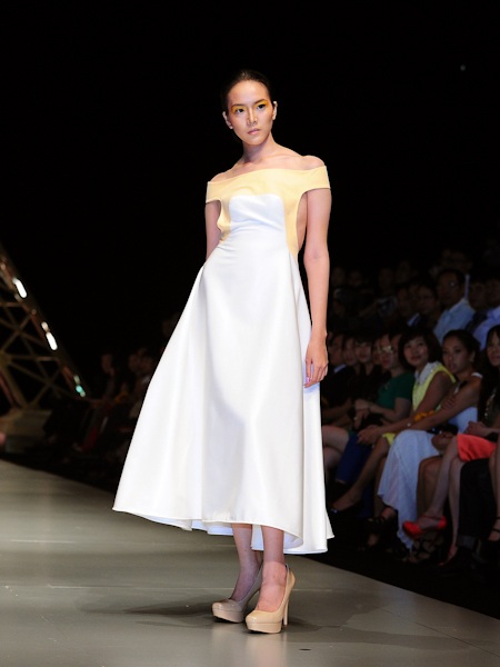 Màu chủ đạo của BST là trắng, vàng và cam