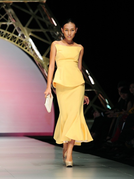 Màu chủ đạo của BST là trắng, vàng và cam