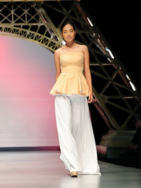 Các giám khảo đánh giá cao sự táo bạo, tinh tế trong cách cắt may của Hoàng Minh Hà