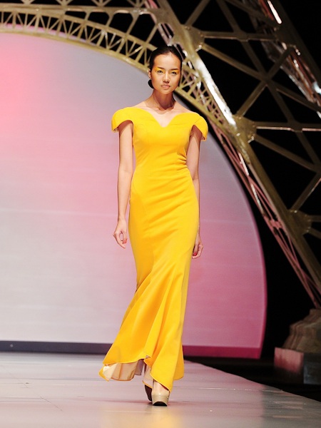 Các giám khảo đánh giá cao sự táo bạo, tinh tế trong cách cắt may của Hoàng Minh Hà