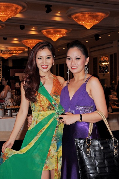Hoa khôi Thu Hương 3 lần thay váy trong một đêm - 2 Với vai trò thành viên ban tổ chức, Thu Hương tất bật đón khách