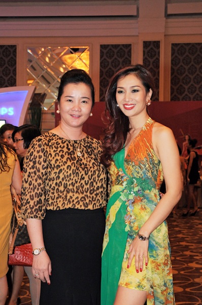 Hoa khôi Thu Hương 3 lần thay váy trong một đêm - 3 Với vai trò thành viên ban tổ chức, Thu Hương tất bật đón khách