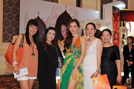 Hoa khôi Thu Hương 3 lần thay váy trong một đêm - 4 Với vai trò thành viên ban tổ chức, Thu Hương tất bật đón khách