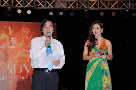 Hoa khôi Thu Hương 3 lần thay váy trong một đêm - 5 Ngoài ra cô còn đảm nhận vai trò MC