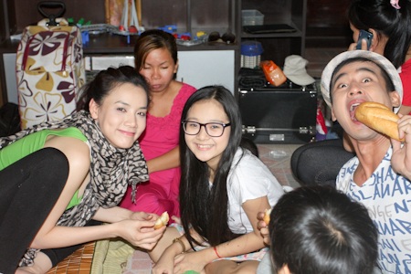 Trang Nhung hôn Lương Thế Thành đắm đuối - 9 Ngoài ra, cô cũng rất thân thiết với “đối thủ” của mình trong phim là Tam Triều Dâng.