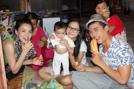 Trang Nhung hôn Lương Thế Thành đắm đuối - 10 Ngoài ra, cô cũng rất thân thiết với “đối thủ” của mình trong phim là Tam Triều Dâng.