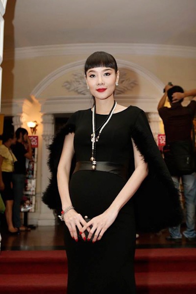 Thu Minh không ngại thể hiện tình cảm với chồng - 6 Dương Yến Ngọc 'vác' bụng bầu 6 tháng tới tham dự sự kiện