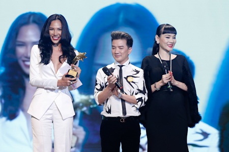 Thu Minh không ngại thể hiện tình cảm với chồng - 16 Minh Triệu nhận giải từ Mr Đàm và Dương Yến Ngọc