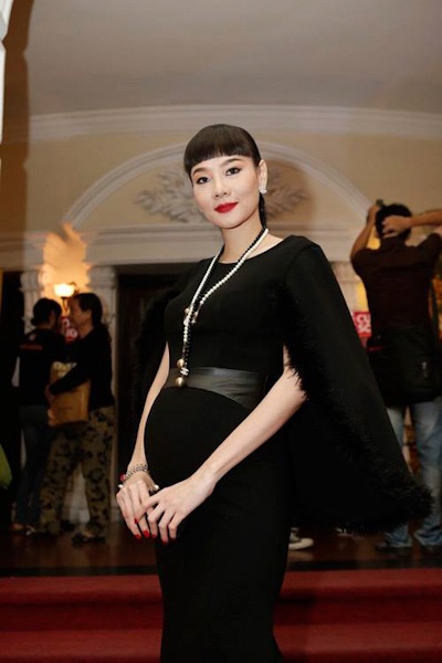 Thu Minh không ngại thể hiện tình cảm với chồng - 5 Dương Yến Ngọc 'vác' bụng bầu 6 tháng tới tham dự sự kiện