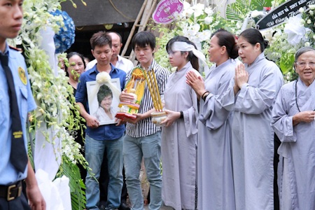 Mẹ Wanbi Tuấn Anh ngất xỉu trong đám tang con trai - 1 Đúng 7h sáng nay, đám tang của Wanbi đã diễn ra với sự góp mặt của đông đủ bạn bè và người thân