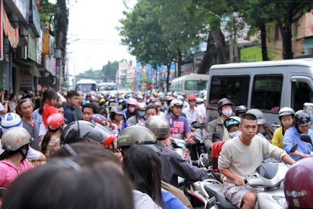 Mẹ Wanbi Tuấn Anh ngất xỉu trong đám tang con trai - 16 Rất đông người hâm mộ đến tiễn đưa anh