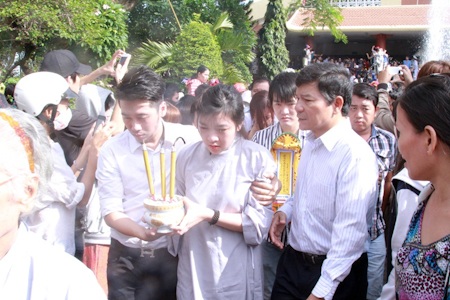 Mẹ Wanbi Tuấn Anh ngất xỉu trong đám tang con trai - 4 Em gái của Wanbi đau lòng tiễn đưa anh trai
