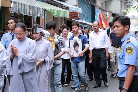 Mẹ Wanbi Tuấn Anh ngất xỉu trong đám tang con trai - 8 Di ảnh của Wanbi trên tay người quản lý của anh