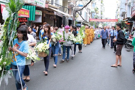 Mẹ Wanbi Tuấn Anh ngất xỉu trong đám tang con trai - 9 Hàng dài những vòng hoa đến tiễn đưa anh