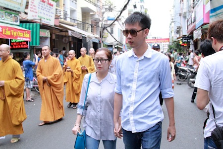 Mẹ Wanbi Tuấn Anh ngất xỉu trong đám tang con trai - 10 Vợ chồng diễn viên Ốc Thanh Vân
