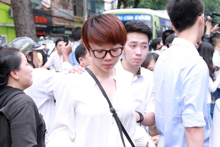 Mẹ Wanbi Tuấn Anh ngất xỉu trong đám tang con trai - 13 Ca sĩ Tóc Tiên từ Mỹ về túc trực bên linh cữu của anh mấy ngày nay