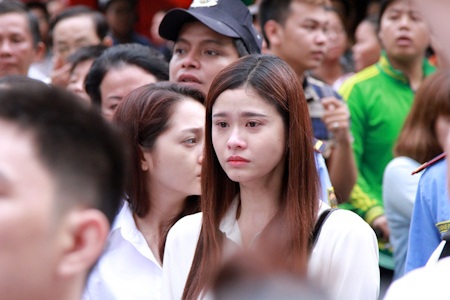 Mẹ Wanbi Tuấn Anh ngất xỉu trong đám tang con trai - 6 Trương Quỳnh Anh đến từ sớm