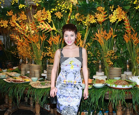 Vợ chồng Hà Tăng tình tứ đi ăn tối - 7 Ca sĩ Phương Linh cũng tham gia buổi tiệc