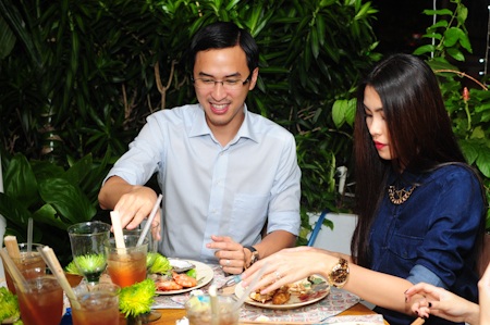 Vợ chồng Hà Tăng tình tứ đi ăn tối - 5 Vợ chồng Hà Tăng rạng rỡ hạnh phúc