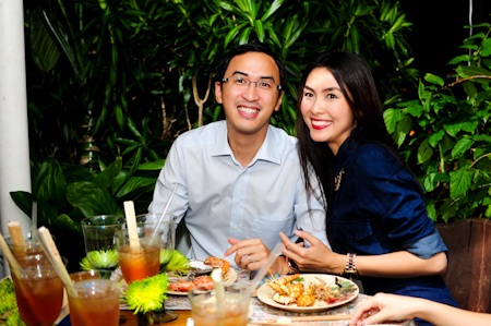 Vợ chồng Hà Tăng tình tứ đi ăn tối - 6 Vợ chồng Hà Tăng rạng rỡ hạnh phúc