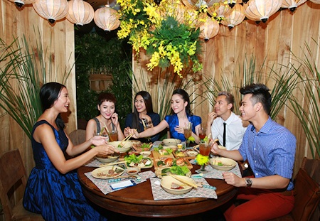 Vợ chồng Hà Tăng tình tứ đi ăn tối - 8 Ca sĩ Phương Linh cũng tham gia buổi tiệc