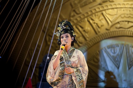 Phi Nhung thể hiện nhiều vai trò khác nhau trong đêm nhạc