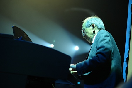 Ngọt ngào đêm nhạc Nguyễn Ánh 9 - 10 Ông ban đầu nổi danh bởi tài chơi Piano, sau đó mới đến khả năng sáng tác ca khúc