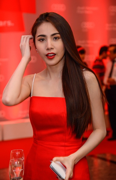 Thuỷ Tiên xuất hiện xinh đẹp rạng ngời bên cạnh các người đẹp khác của làng showbiz