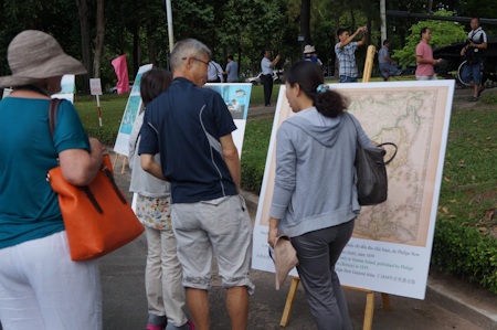 Triển lãm Bản đồ Hoàng Sa, Trường Sa là của Việt Nam - 4 Các bạn trẻ không chỉ đến tham quan mà còn tranh thủ chụp những tấm hình lưu niệm