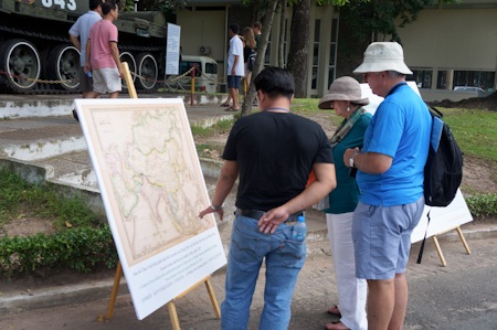 Triển lãm Bản đồ Hoàng Sa, Trường Sa là của Việt Nam - 5 Các bạn trẻ không chỉ đến tham quan mà còn tranh thủ chụp những tấm hình lưu niệm