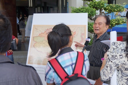 Triển lãm Bản đồ Hoàng Sa, Trường Sa là của Việt Nam - 6 Các bạn trẻ không chỉ đến tham quan mà còn tranh thủ chụp những tấm hình lưu niệm