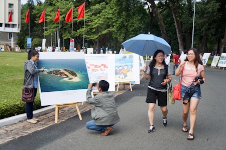 Triển lãm Bản đồ Hoàng Sa, Trường Sa là của Việt Nam - 2 Các bạn trẻ không chỉ đến tham quan mà còn tranh thủ chụp những tấm hình lưu niệm