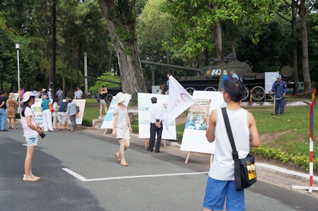 Triển lãm Bản đồ Hoàng Sa, Trường Sa là của Việt Nam - 3 Các bạn trẻ không chỉ đến tham quan mà còn tranh thủ chụp những tấm hình lưu niệm