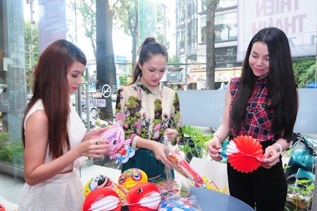 Nam Cường cùng Hương Giang Idol tổ chức trung thu - 1 Việt My, Hương Giang và Trà Ngọc Hằng chuẩn bị đồ cho các em